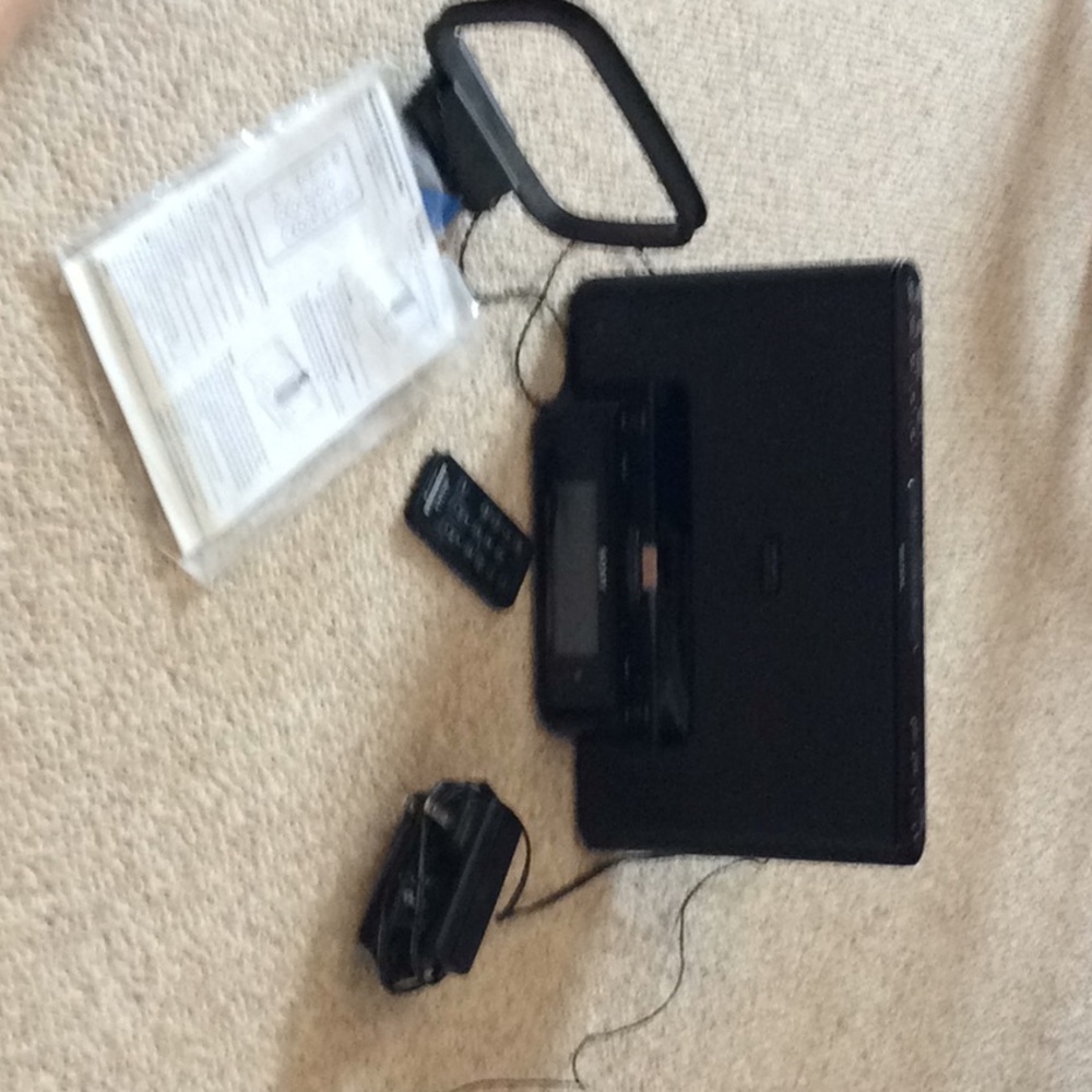 Audio Docking System clock, radio and IPod